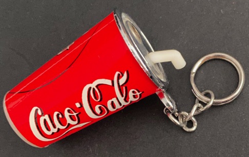 93300-1 € 3,00 coca cola sleutelhanger en aansteker in vorm van drinkbeker.jpeg